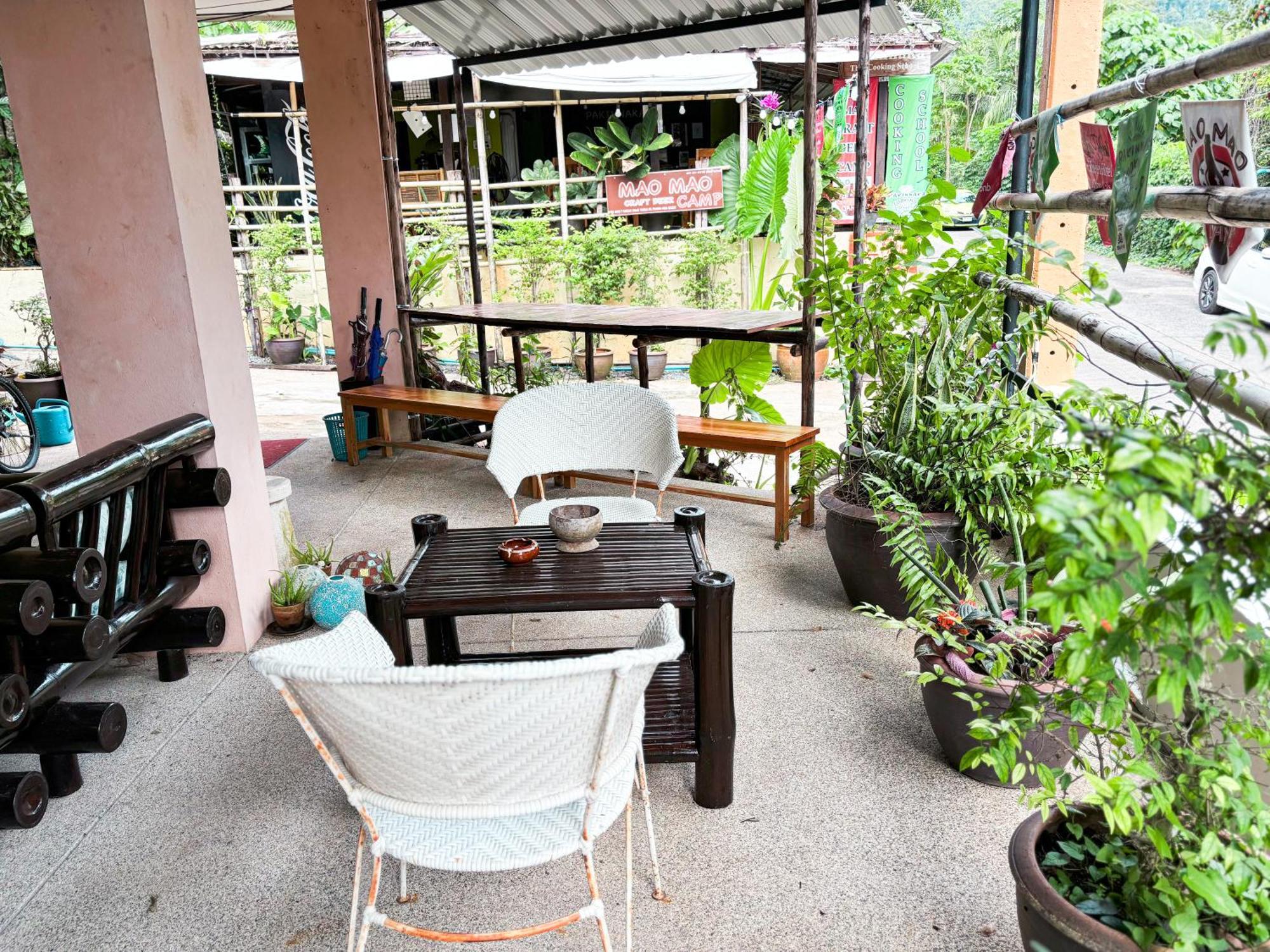 Bed and Breakfast Les Fleurs House Khao Lak Esterno foto